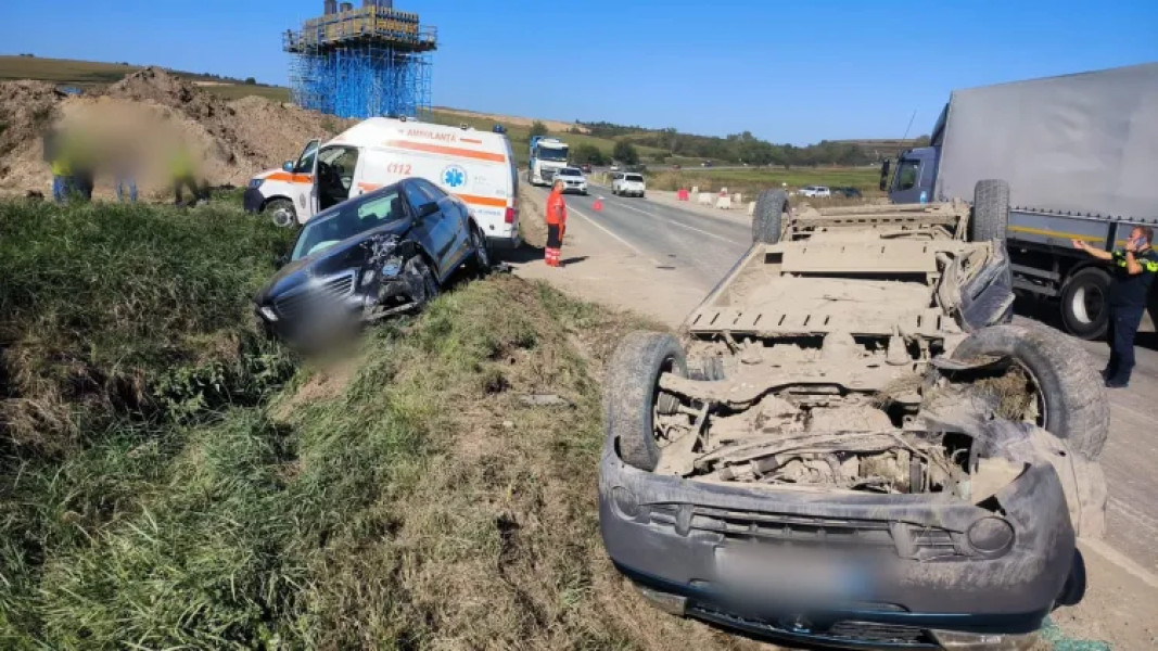 Accident rutier cu trei vehicule în Mihăiești, mai multe persoane asistate medical