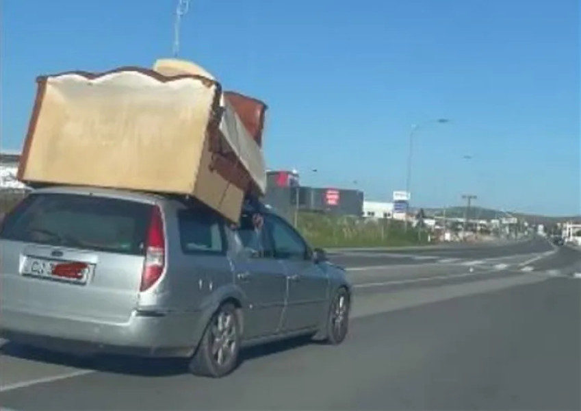 Un șofer din Cluj a transformat mașina într-un mini-camion cu o canapea pe plafon