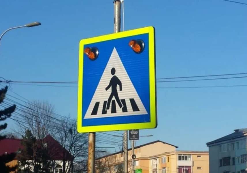 Pericol pe strada Nicolae Steinhardt: semnul de trecere de pietoni aproape de prăbușire