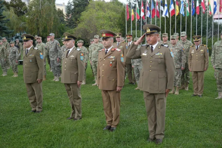 Militarii cu peste 30 de ani de serviciu, onorați la Divizia 4 Infanterie Gemina