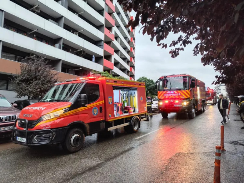 Incendiu cu degajări mari de fum într-un bloc de pe strada Bună Ziua din Cluj