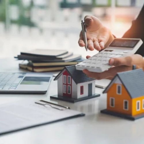 Rata la creditele ipotecare în România ar putea ajunge la 49% din salariu în 2025