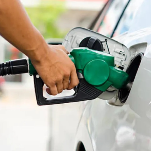 Benzina se ieftinește ușor în România, motorina își păstrează prețul
