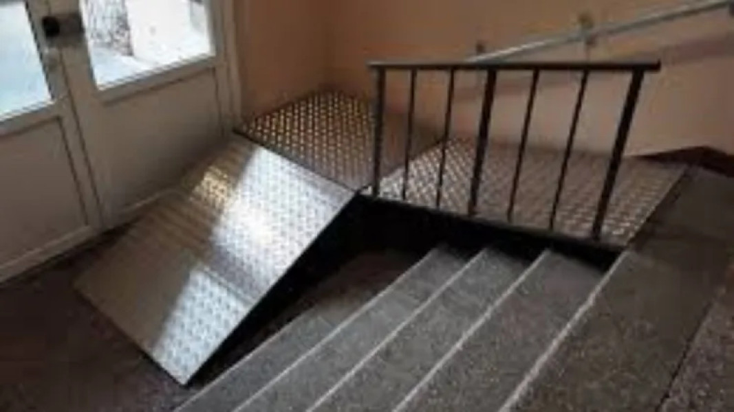 Locatarii unui bloc din Cluj cer igienizarea unei zone folosite de persoane fără adăpost