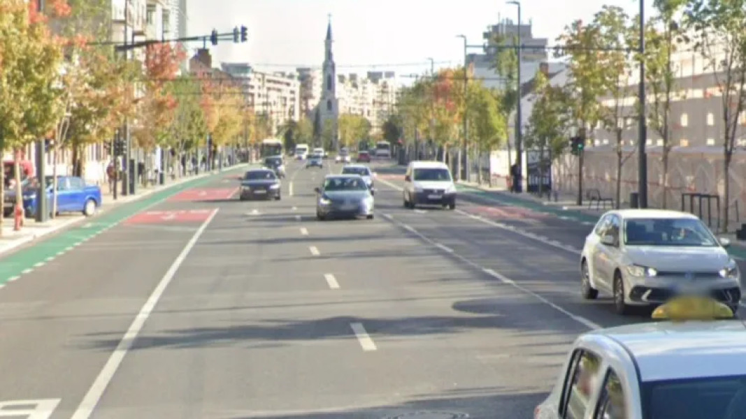 Trafic îngreunat pe bulevardul 1 Decembrie 1918 din cauza mașinilor parcate neregulamentar