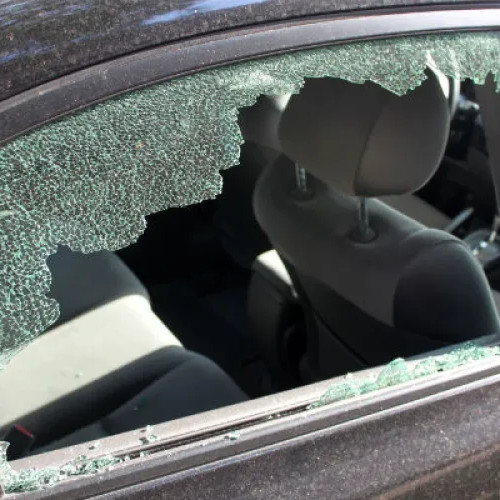 Geamul unei mașini din Cluj, spart în timpul lucrărilor de tuns iarba