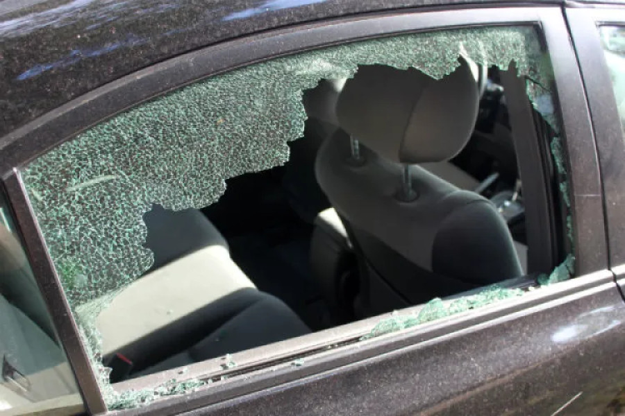 Geamul unei mașini din Cluj, spart în timpul lucrărilor de tuns iarba