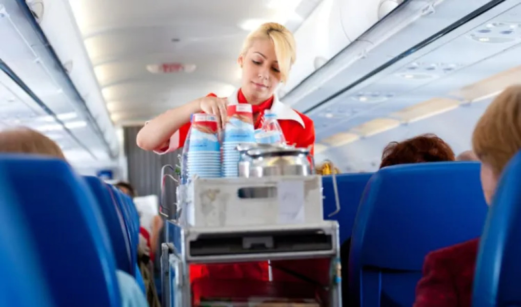 Air Canada oferă gratuit bere și vin tuturor pasagerilor în timpul zborurilor