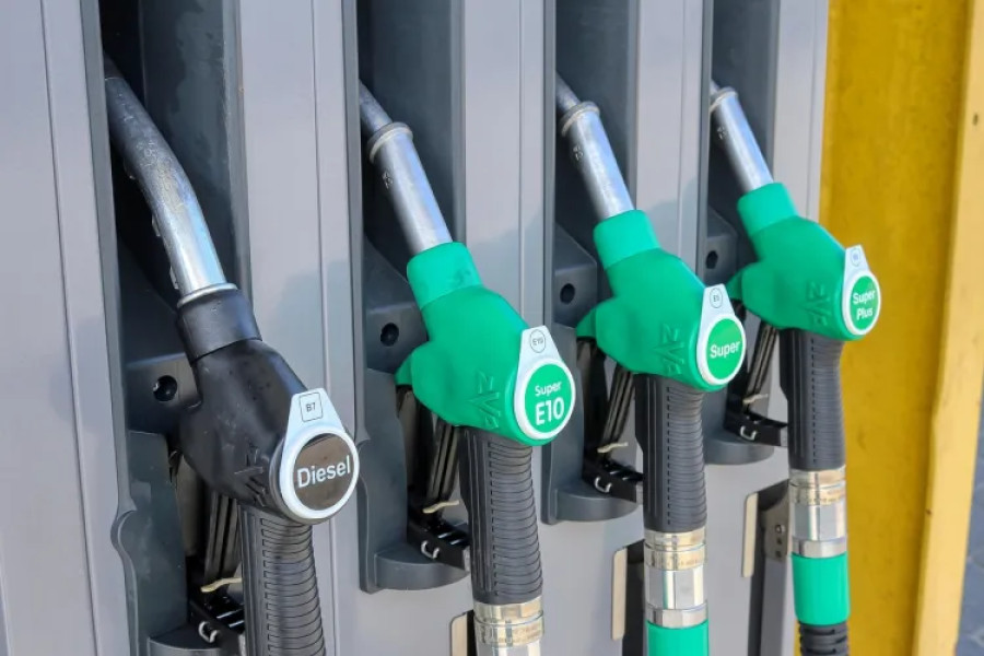 Carburanții s-au ieftinit pentru a cincea oară consecutiv în România