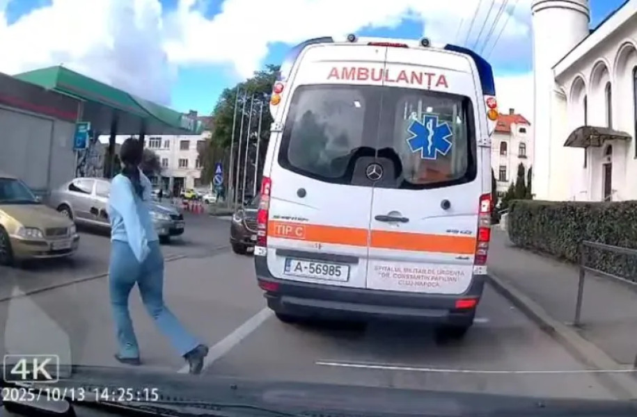 Tânără surprinsă traversând periculos în Cluj-Napoca aproape de o ambulanță