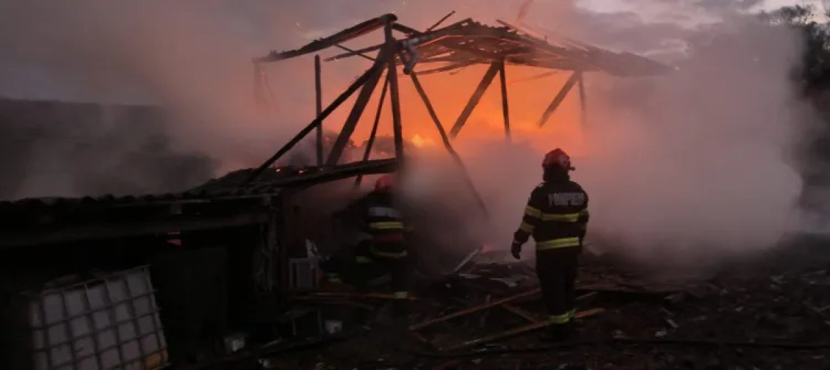 Incendiu puternic la o gospodărie din Codor, Cluj, amenințând o locuință