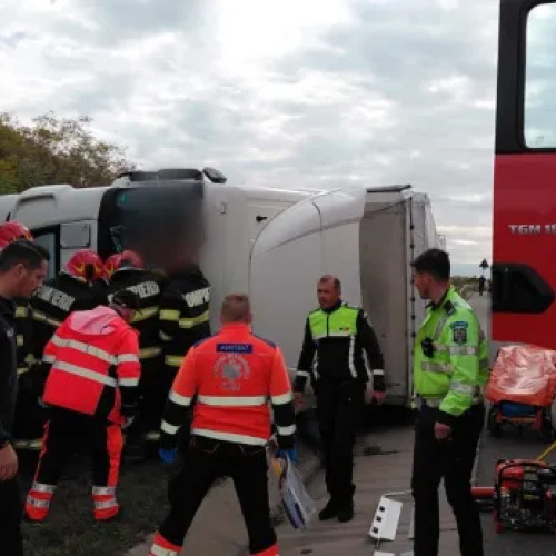 Accident pe A3 între două autocamioane, un șofer a fost încarcerat și salvat