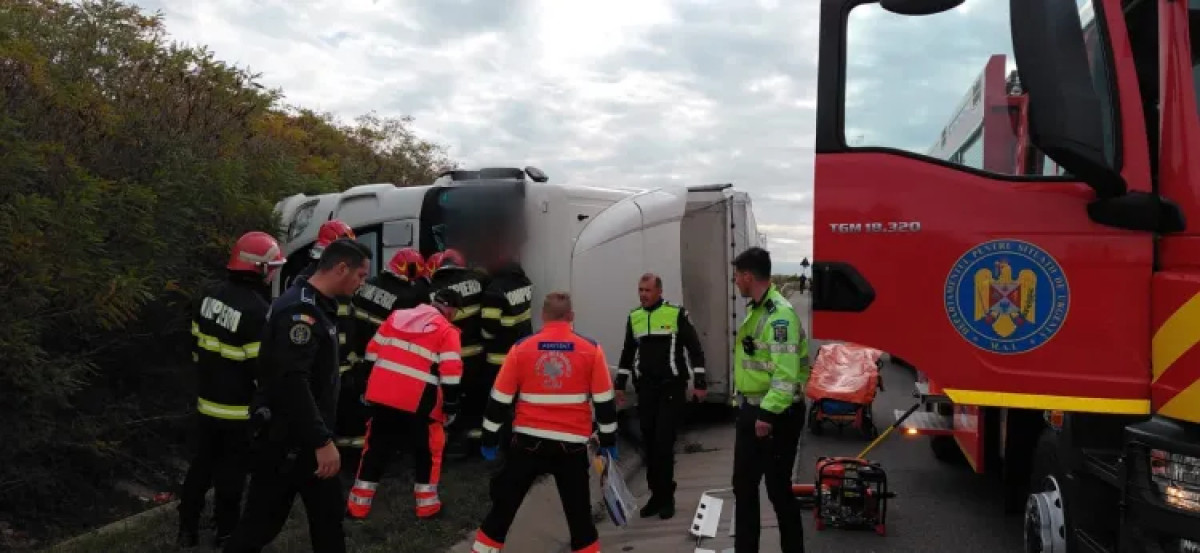 Accident pe A3 între două autocamioane, un șofer a fost încarcerat și salvat