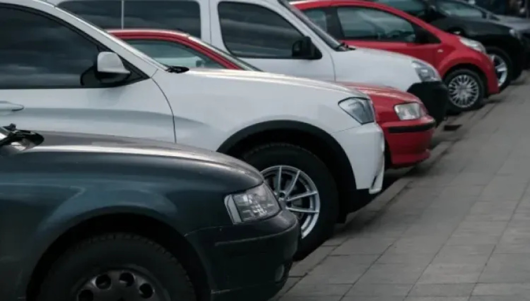 Șoferii din Cluj-Napoca blochează trotuarele prin parcări ilegale