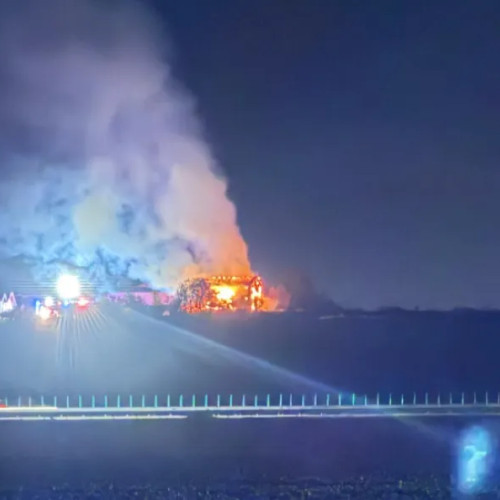Incendiu puternic la o cabană din Luna, intervenție rapidă a pompierilor