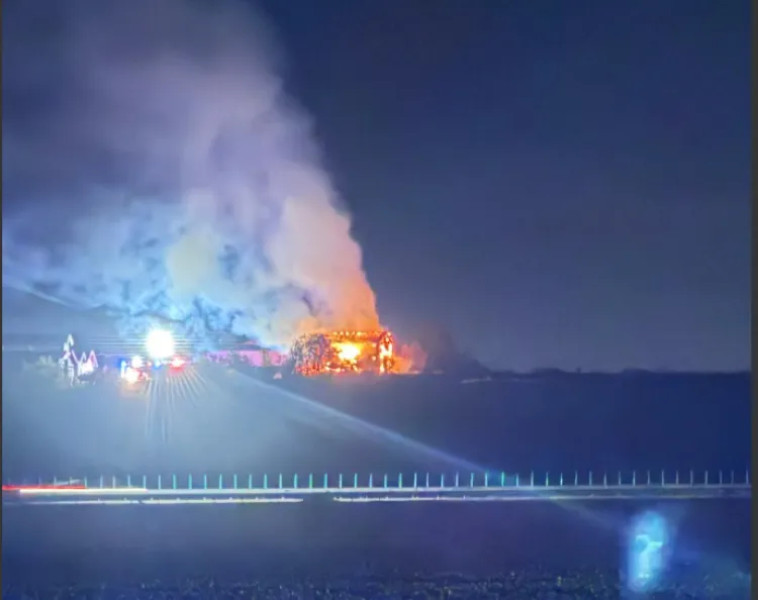 Incendiu puternic la o cabană din Luna, intervenție rapidă a pompierilor