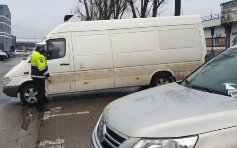 Nemulțumiri în zona Unicarm din Cluj-Napoca din cauza microbuzelor parcate haotic