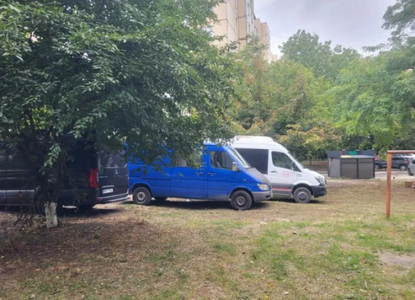 Locuitorii din Cluj semnalează pericol rutier din cauza mașinilor parcate pe trotuar