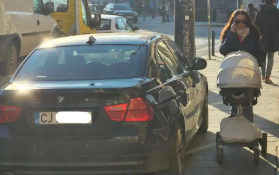 Trotuarul din fața unei grădinițe din Zorilor, spart și greu de folosit de părinți