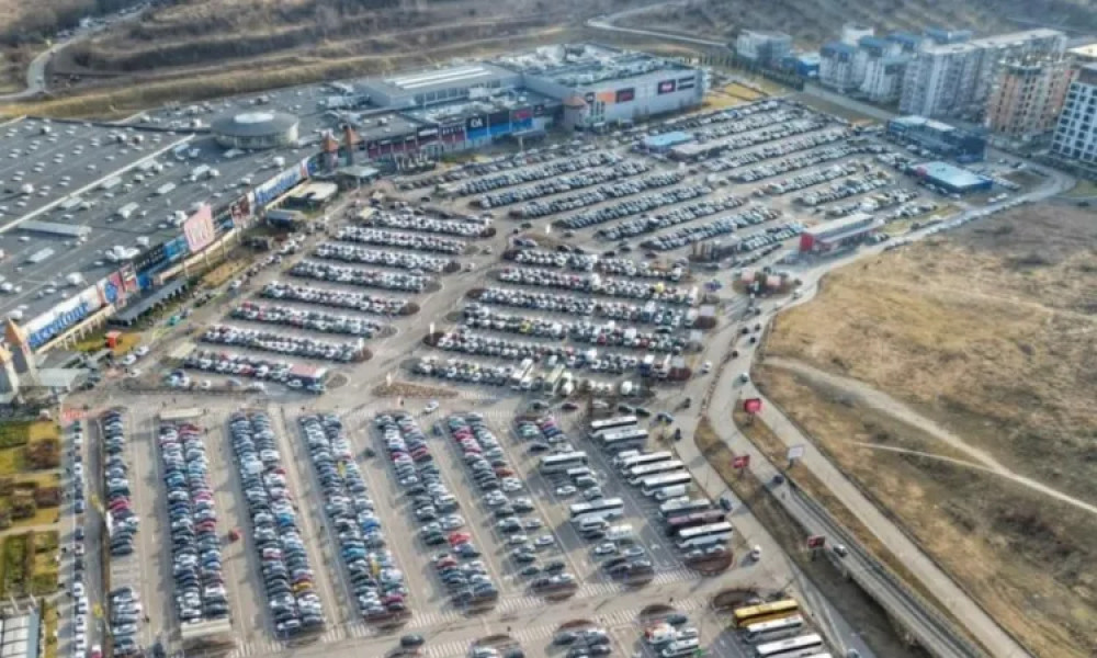Deputații propun aplicarea legii rutiere în parcările private cu acces public