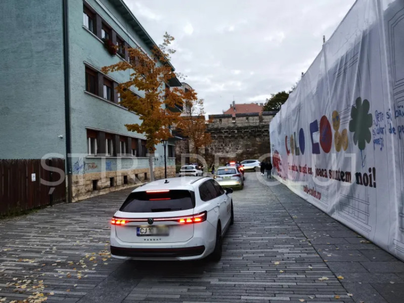 Mașinile aglomerează străzile pietonale Kogălniceanu și Universității din Cluj