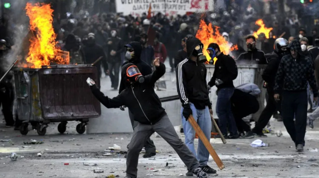 Grecia adoptă legea pentru ziua de lucru de 13 ore, declanșând proteste masive
