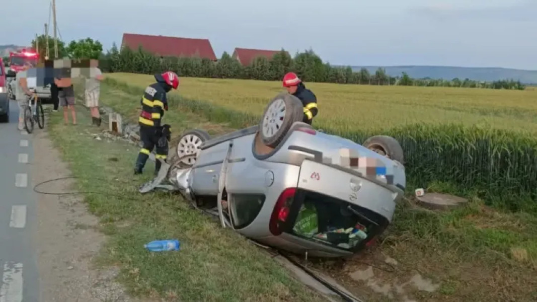 Accident în Pădureni, Cluj: două mașini implicate și una răsturnată