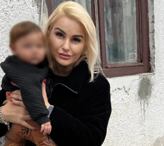 Apel pentru ajutor: mamă cu bebeluș trăiește în condiții grele, într-un grajd dezafectat