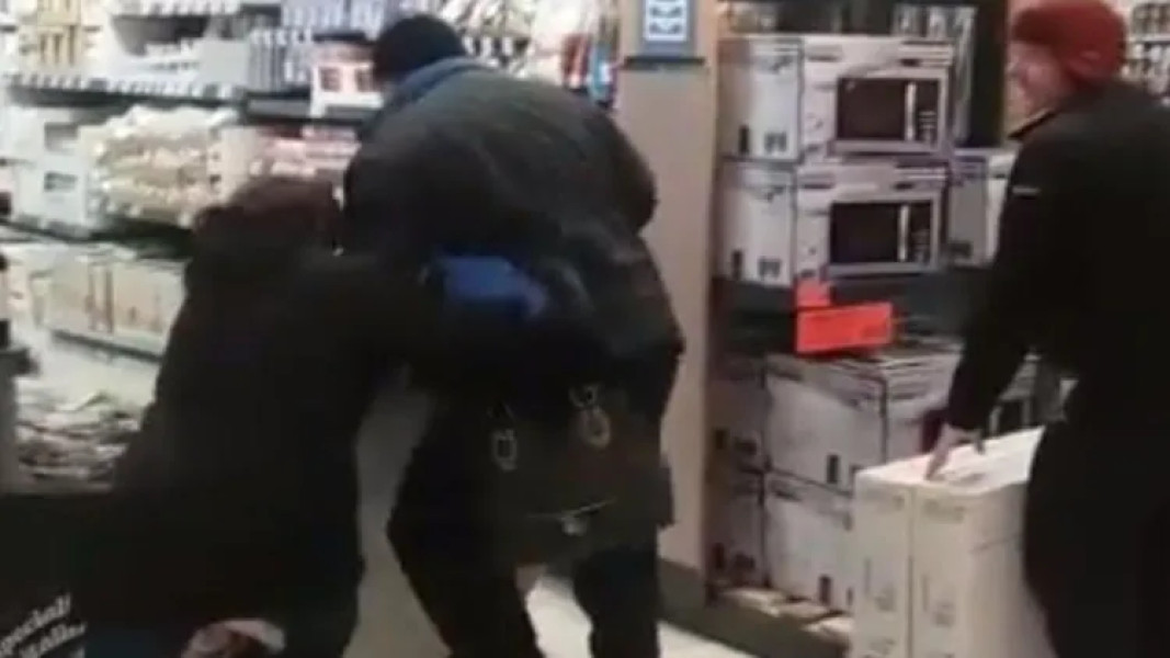 Bărbat reținut după ce a agresat un angajat într-un magazin din Cluj-Napoca