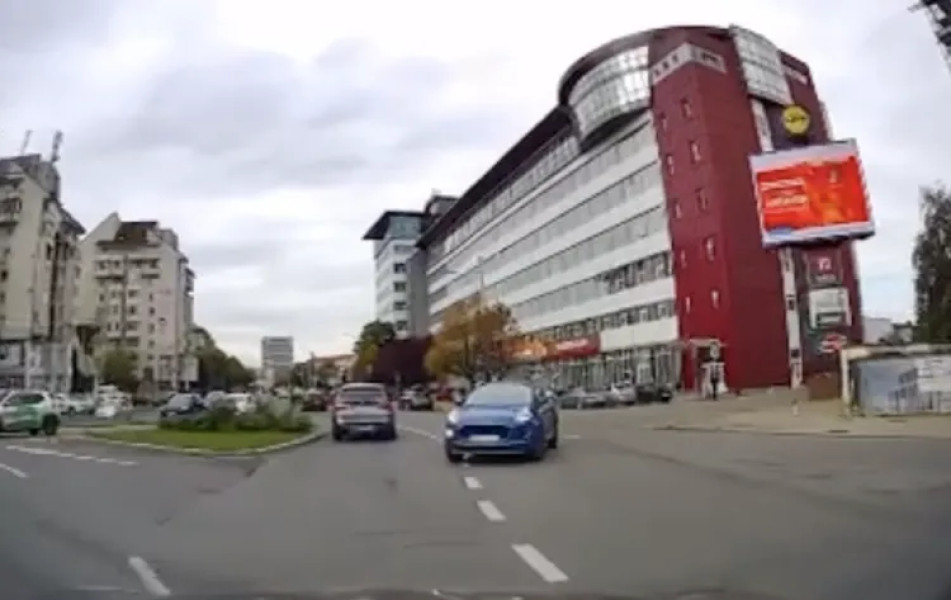 Șofer evită în ultima clipă un accident în sens giratoriu din Cluj-Napoca