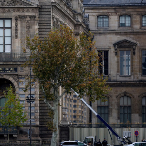 Jaf la muzeul Luvru din Paris: nouă bijuterii istorice dispărute, una recuperată