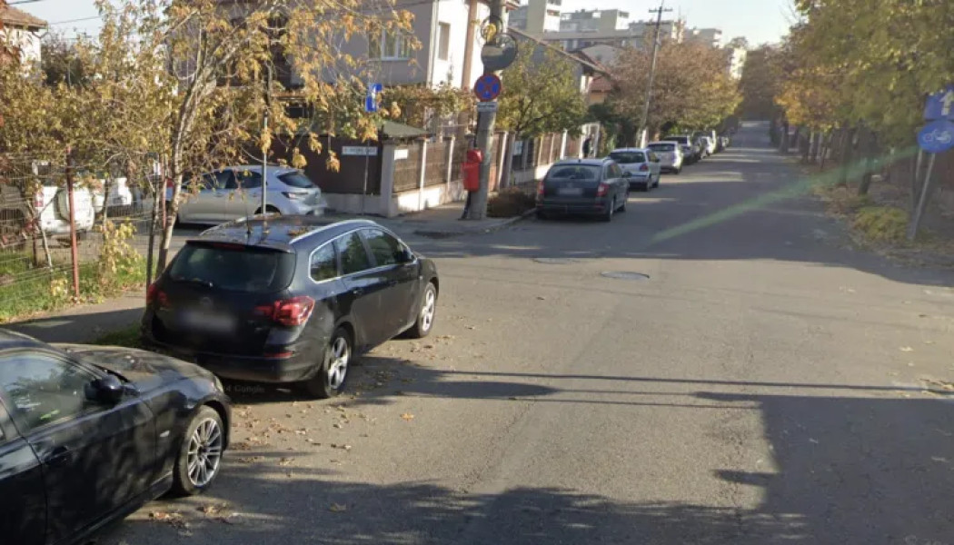 Clujean reclamă parcările ilegale la colțul străzii Heltai Gáspár