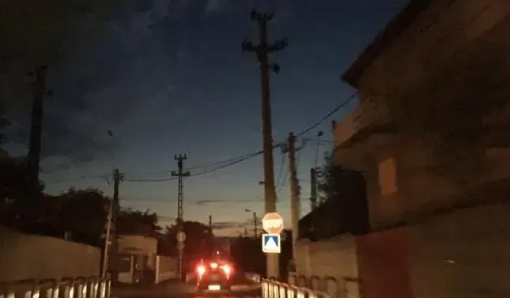 Un sector de pe Aleea Retezat din Cluj-Napoca, pericol pentru pietoni din cauza lipsei iluminatului