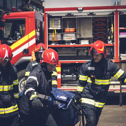 Incendiu la o casă din Gherla, pompierii intervin pentru stingere