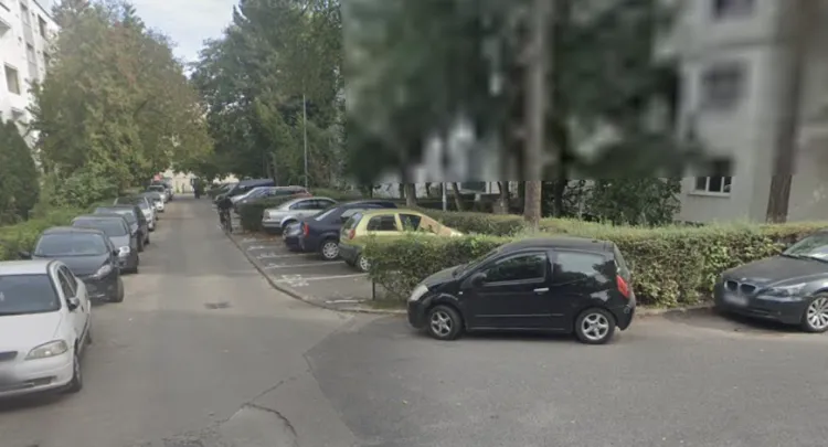 Locatarii de pe strada Constantin Brâncuși cer soluții pentru accesul blocat spre parcări