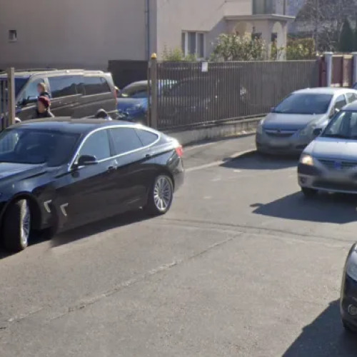 Locuitorii din Cluj-Napoca reclamă parcările ilegale care blochează traficul