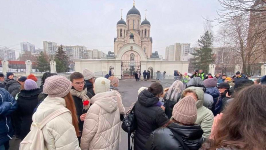 Rusii s-au adunat deja pentru inmormantarea lui Navalnîi in ciuda tensiunilor politice crescute. Detalii despre funeralii si emotiile admiratorilor disidentului.