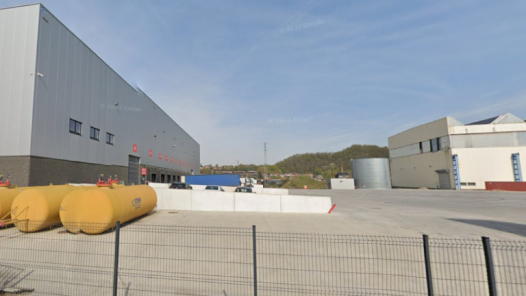 Un șofer de TIR din România a decedat în parcarea unei firme din Belgia: A fost lovit și tras de un camion în timp ce încărca marfă
