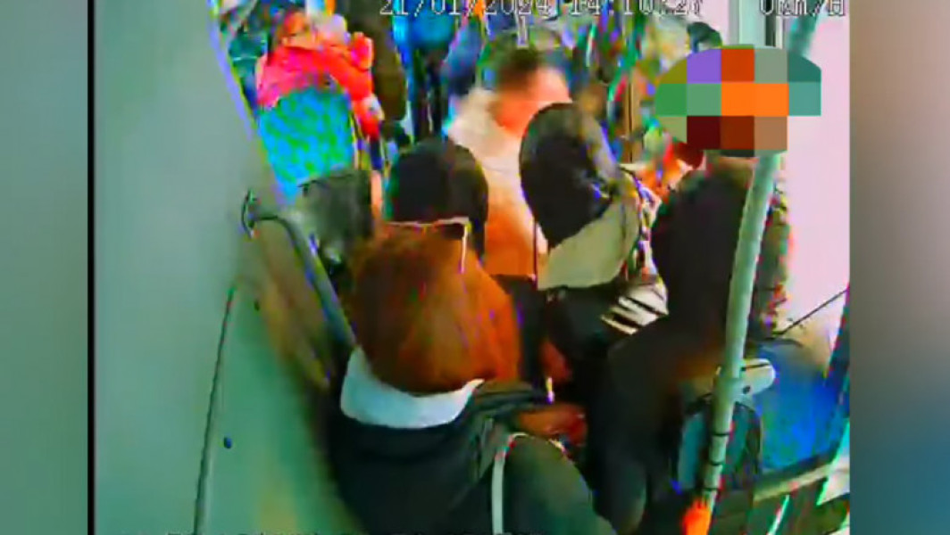 Un tânăr căutat de poliție pentru agresiune sexuală și aruncarea unei fete din autobuz într-o stație, imagini publicate de polițiști