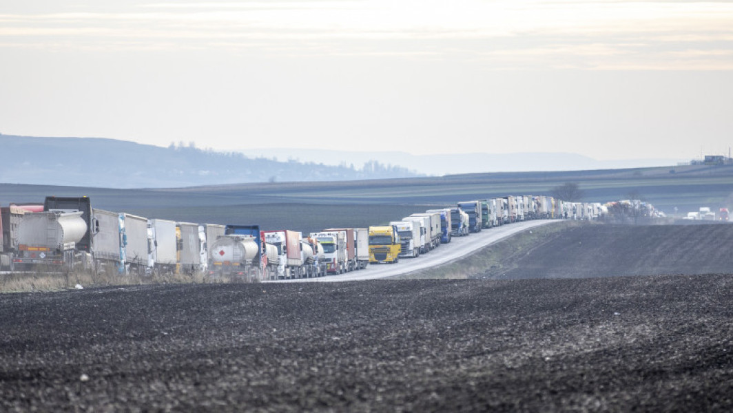 Așteptare lungă pentru TIR-urile din România către Ucraina prin vama Halmeu