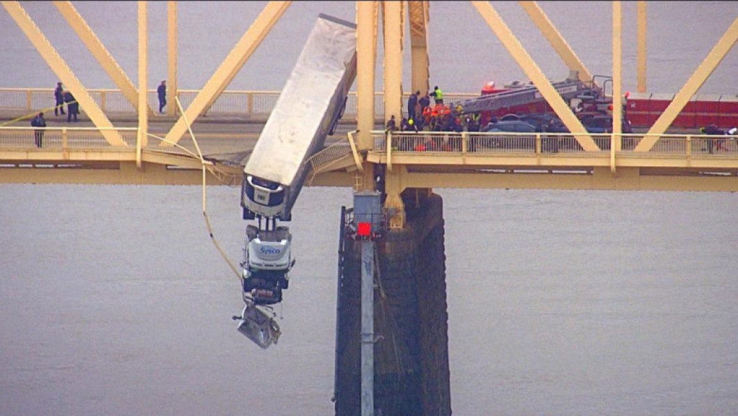 Femeie Dramatic Salvata in SUA din Camionat Agatata pe Pod, Pompierii au Reactat Rapid