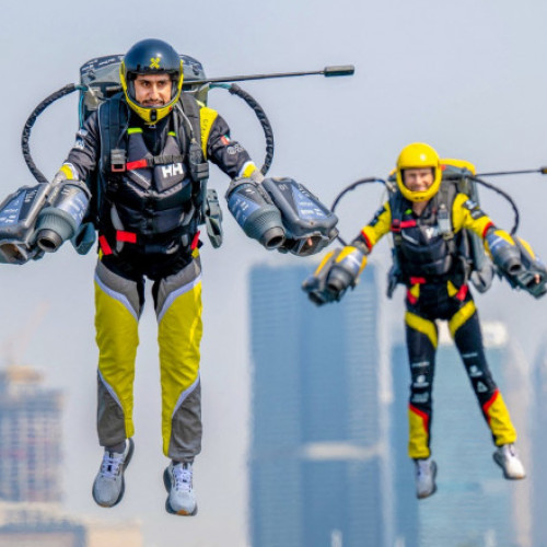 Cursa Jet Suit a avut loc in Dubai, cu opt piloti echipati cu costume Jet Iron Man