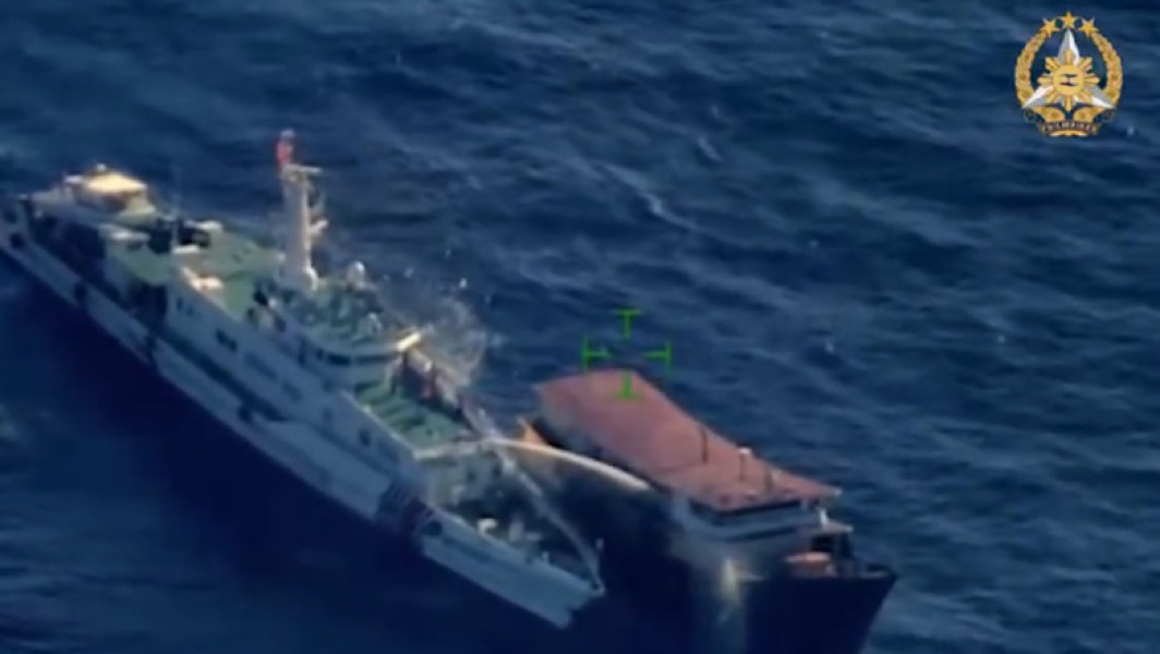 Nava Philippinez se ciocnește cu nava Chineză, patru răniți în urma atacului cu tunuri de apă"


"Video: Navă Philippineză atacată de navă Chineză cu tunuri de apă, patru răniți la frontiera Mării Chinei de Sud
