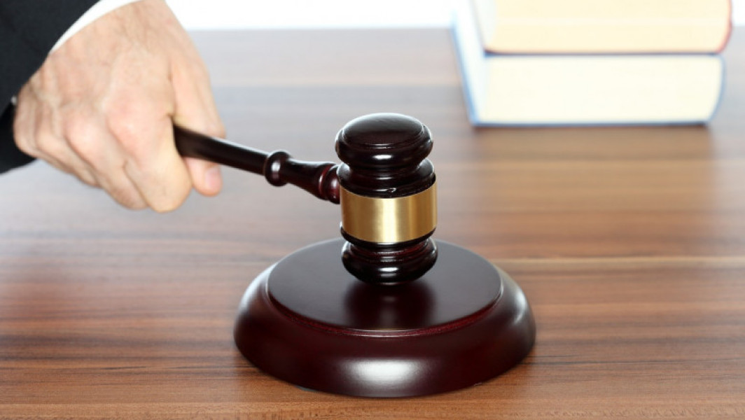 Flagrant în Capitală: Doi bărbați, reținuți pentru mită de 26.000 de euro în dosarul unui bărbat acuzat de tentativă de omor