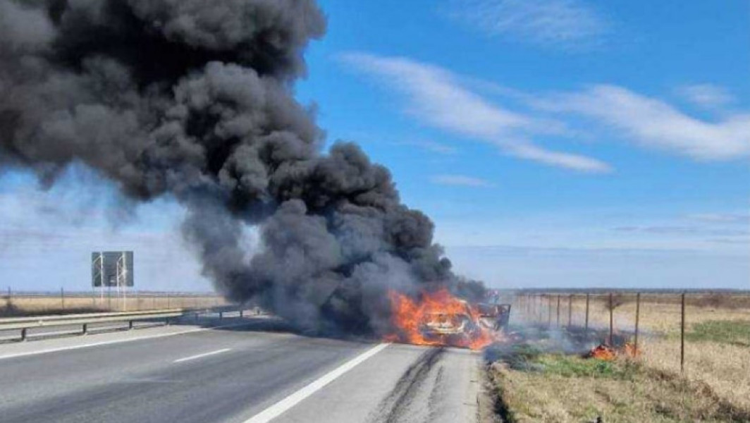 Trafic restricționat pe A1 din cauza mașinii care a luat foc spre București