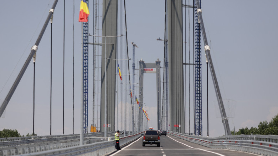 Problemele persistă la podul de la Brăila, constructorul intervine pentru a opri deteriorarea structurii