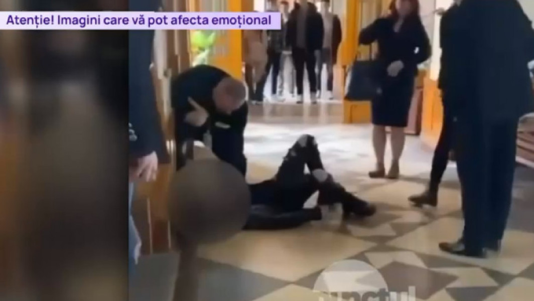 Elevul care a agresat diriginta în școală este încătușat pe holurile liceului. Scenele violente au fost filmate de colegi