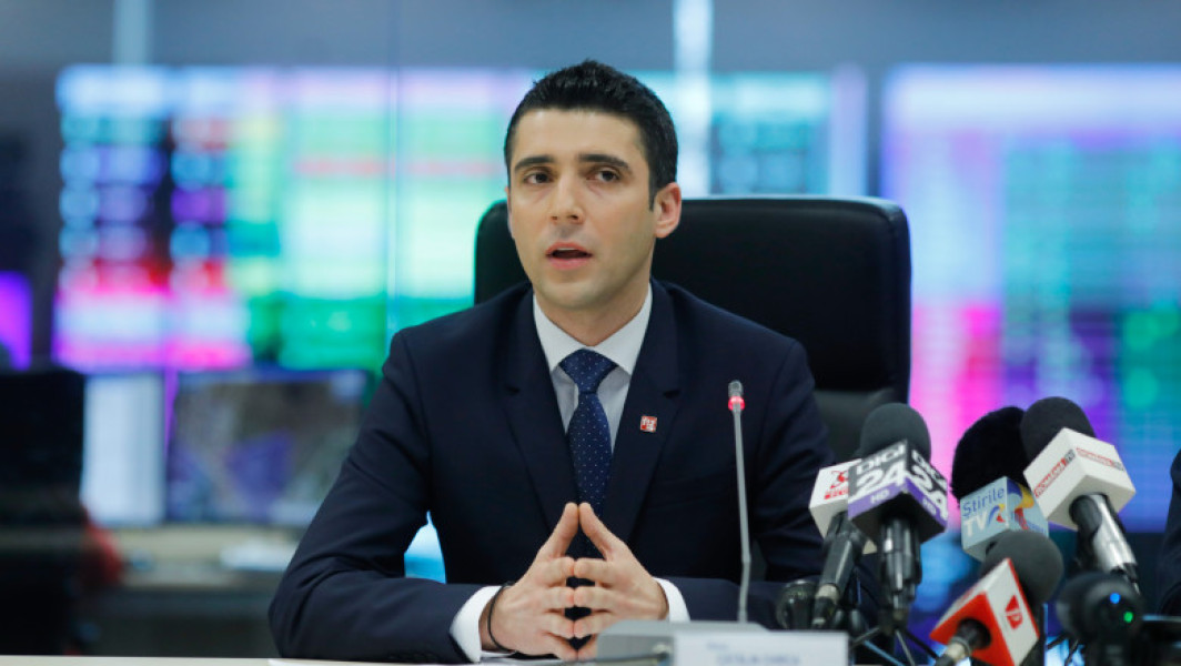 In Romania, aproape jumătate din cele peste 10 milioane de apeluri anuale la 112 nu sunt urgențe. Cătălin Chirca de la STS anunță că oamenii reclamă traficul blocat și înjură operatorii egoistice.