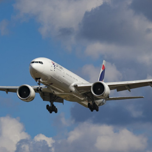 Titlu de știri: "Avionul Latam Airlines LA800 a căzut în gol cu pasagerii la bord