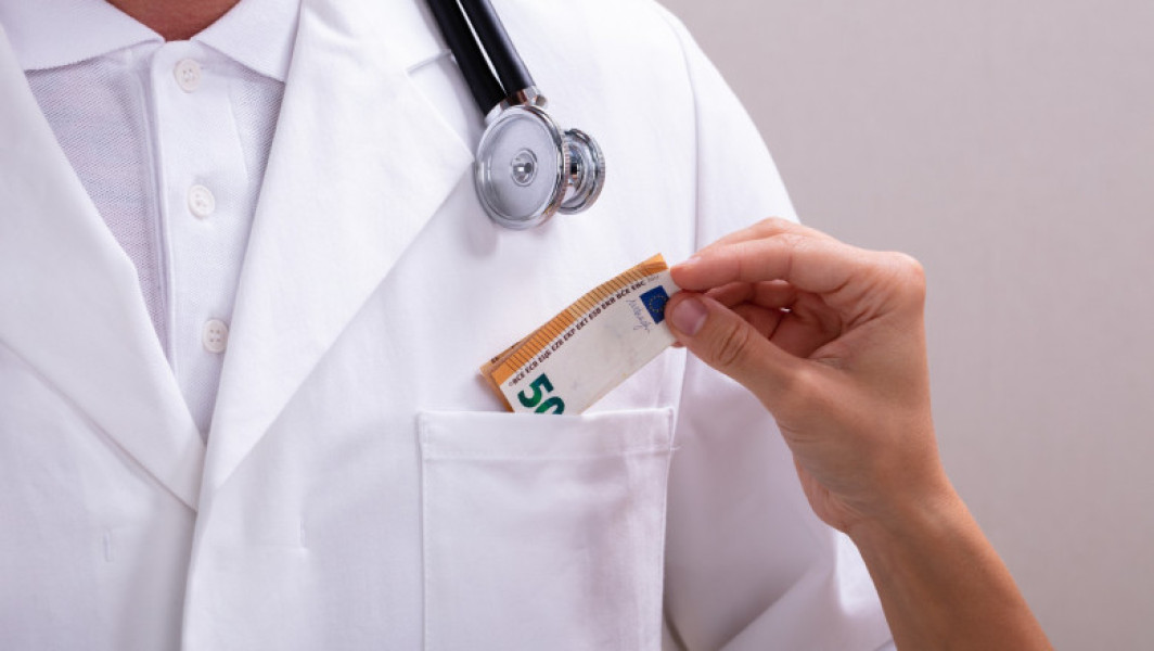 Medicul de la Spitalul Bălăceanca, prins în flagrant luând mită pentru documente false ce aduc ajutor de la stat